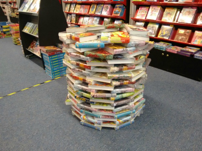 Colores y diversas figuras, el atractivo de acomodar libros